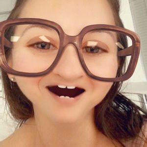 Meet your Posher, Claudia